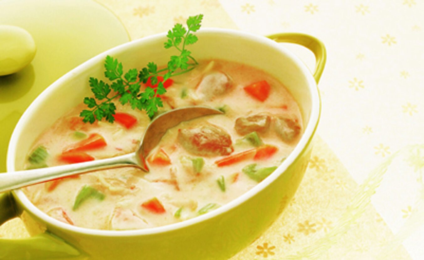 Суп на костях индейки. Овощной суп с индейкой. Суп с индейкой и овощами. Суп с квадратиками. Суп с рисом и индейкой.