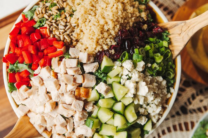 Salade de dindon, quinoa et chou frisé massé avec vinaigrette miel et Dijon