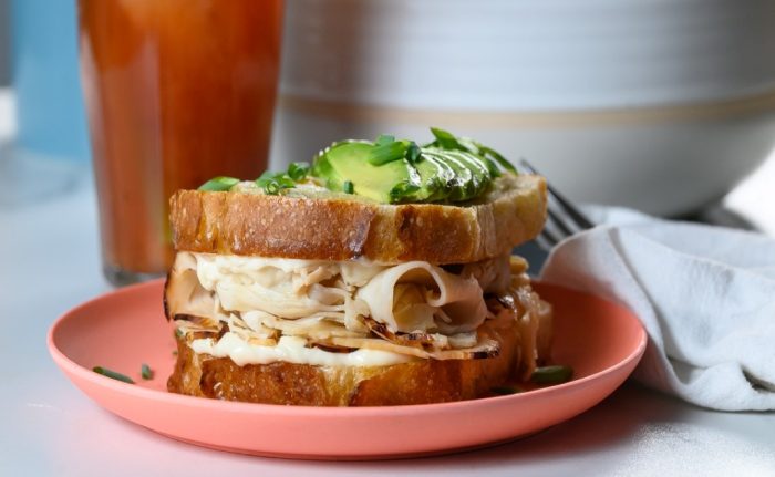Sandwich déjeuner gargantuesque au dindon avec œuf dans le trou