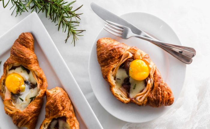 Croissants déjeuner au dindon et aux oeufs