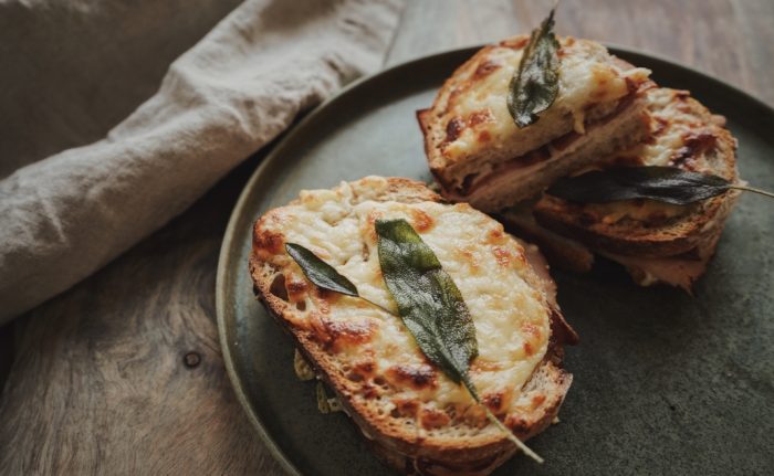 Croque-monsieur au dindon fumé et au bacon de dindon