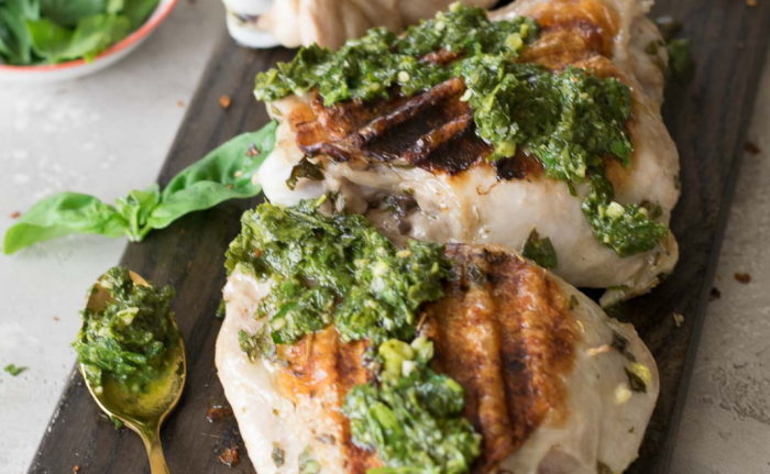 Hauts de cuisse de dindon grillés avec sauce chimichurri