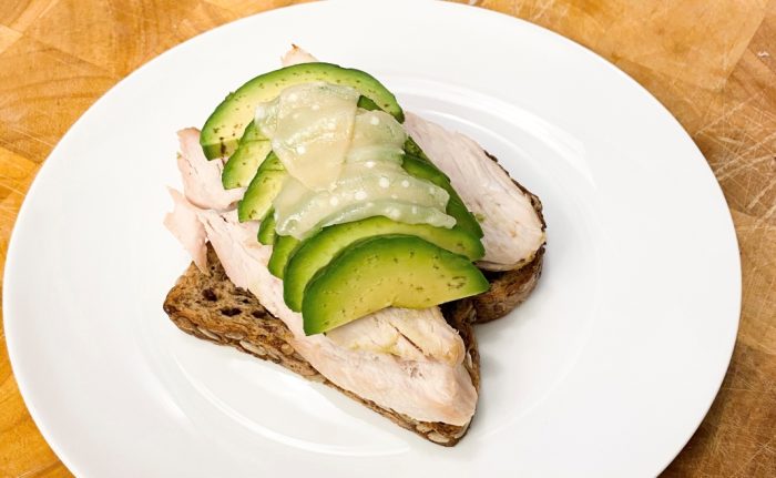 Sandwich ouvert fondant au dindon et à l’avocat