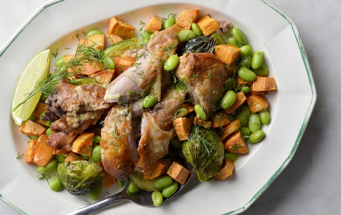 Pilons de dindon rôtis et salade de patates douces et de choux de Bruxelles