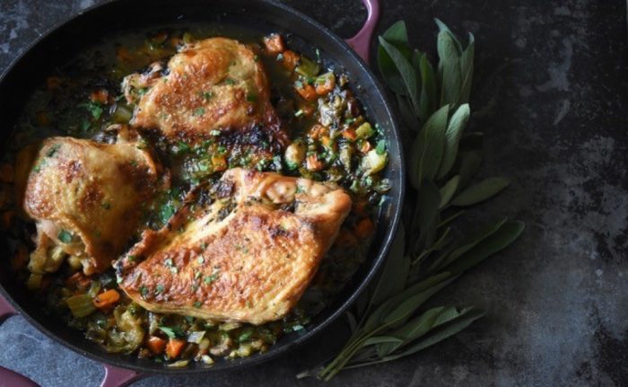 Morceaux de dindon braisés aux fines herbes et aux échalotes