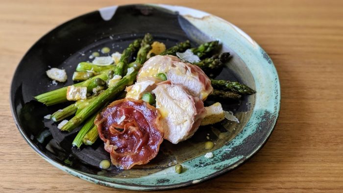 Ballotine de dindon farcie et asperges façon salade César