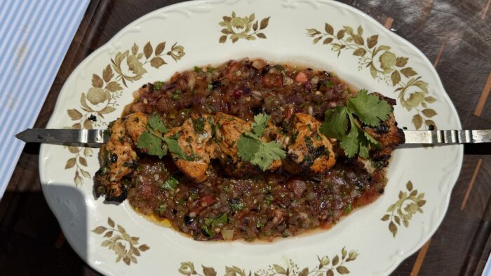 Kebabs de hauts de cuisse de dindon avec salade de légumes grillés