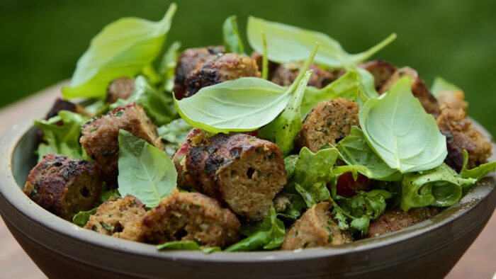 Salade déesse verte avec kebabs de dindon